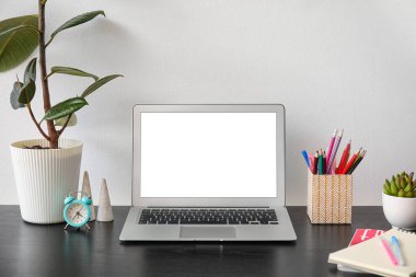 Ofiste modern bilgisayarla rahat bir iş yeri