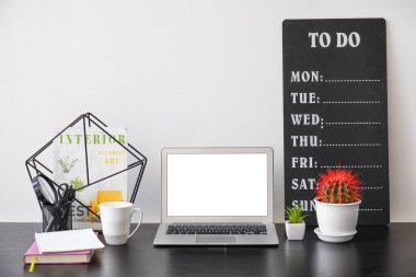 Dizüstü bilgisayarı ve yapılacaklar listesi olan modern işyeri