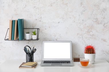 Modern dizüstü bilgisayarı olan rahat bir iş yeri.