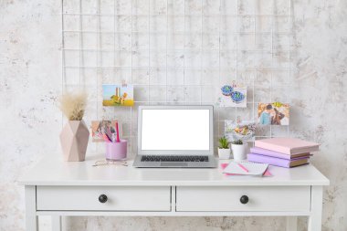 Dizüstü bilgisayarı ve odasındaki kartonla şık bir iş yeri