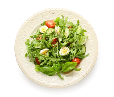 Beyaz arka planda lezzetli roka salatası.