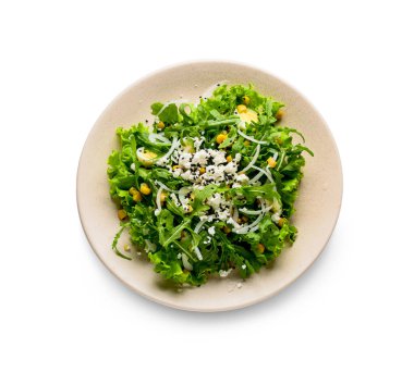 Beyaz arka planda lezzetli roka salatası.