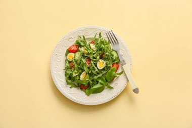 Renkli arkaplanlı lezzetli roka salatası.