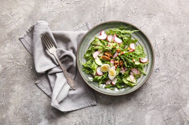 Koyu arkaplanda lezzetli roka salatası.