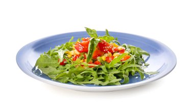 Beyaz arka planda lezzetli roka salatası.