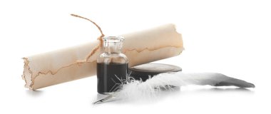 Tüy kalem beyaz zemin üzerinde kaydırma ve mürekkep