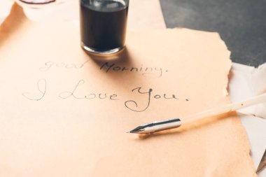 Masada tüy kalem olan klasik bir mektup.