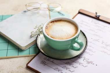 Kafedeki masada bir fincan sıcak kahve.