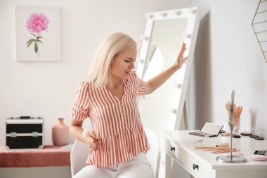 Güzellik salonunda stresli bir makyaj sanatçısı.