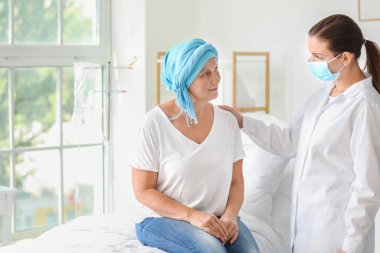 Doktor kemoterapiden sonra olgun bir kadına iyi haberler veriyor.