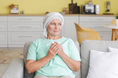 Kemoterapiden sonra evde çay içen kadın.