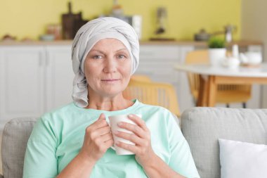 Kemoterapiden sonra evde çay içen kadın.