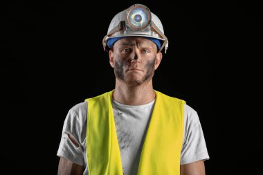 Karanlık arka planda madenci adam