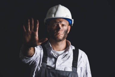 Madenci arka planda DUR hareketi gösteriyor