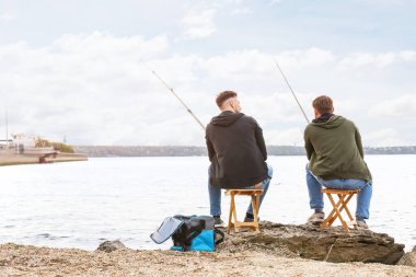 Nehirde balık tutan gençler