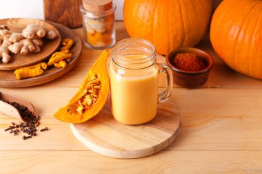 Masada bir kavanoz lezzetli balkabağı püresi.