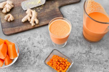 Gri arkaplanlı lezzetli balkabağı püresi.