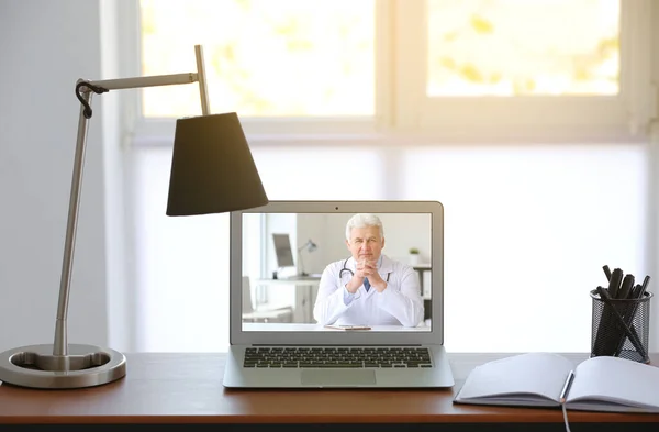 Medico Senior Che Conduce Incontro Online Con Colleghi Clinica — Foto Stock