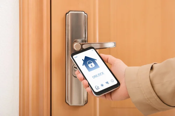 Woman Using Mobile Phone Open Door — Stock Photo, Image