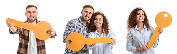 Conjunto Jovem Casal Segurando Grande Chave Papel Fundo Branco — Fotografia de Stock