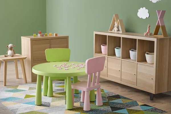 Anaokulundaki modern oyun odasının içinde.