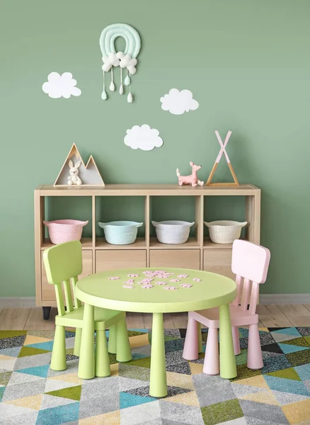 Anaokulundaki modern oyun odasının içinde.