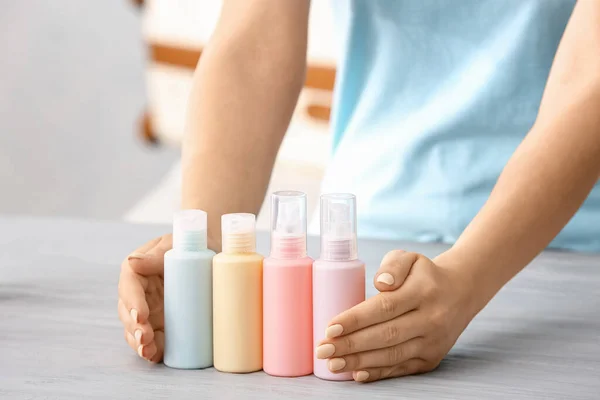 Female Hands Set Travel Bottles Body Care Cosmetics Table — Stock Photo, Image