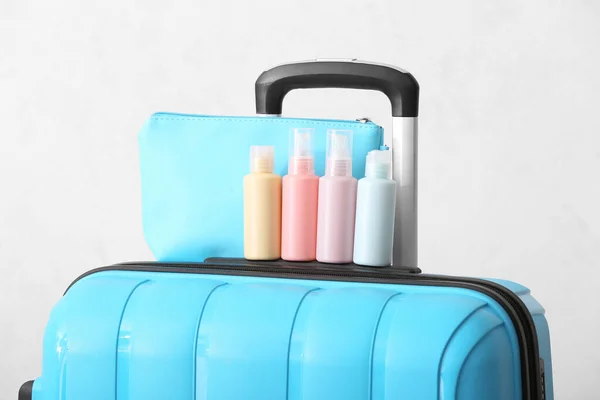 Travel Cosmetica Kit Verpakte Koffer Witte Achtergrond — Stockfoto
