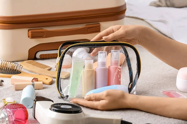 Female Hands Bag Travel Cosmetics Kit — Stock Photo, Image