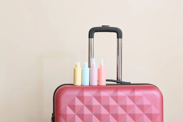 Set Reiseflaschen Mit Körperpflege Kosmetik Und Gepacktem Koffer Auf Hellem — Stockfoto