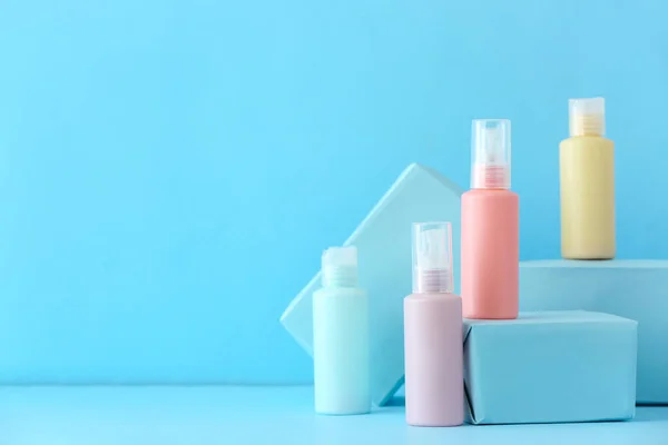 Set Van Reizen Flessen Met Lichaamsverzorging Cosmetica Kleur Achtergrond — Stockfoto