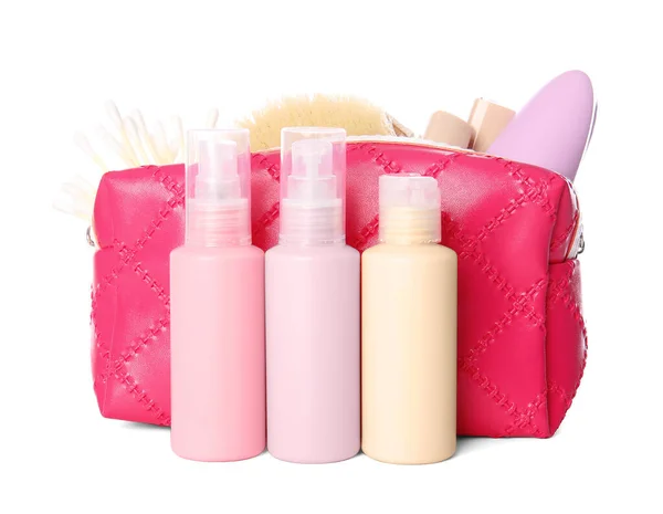 Kosmetiktasche Und Reiseflaschen Mit Körperpflege Kosmetik Auf Weißem Hintergrund — Stockfoto