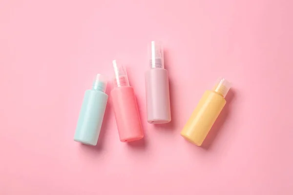 Zestaw Butelek Podróżnych Kosmetykami Pielęgnacji Ciała Tle Koloru — Zdjęcie stockowe