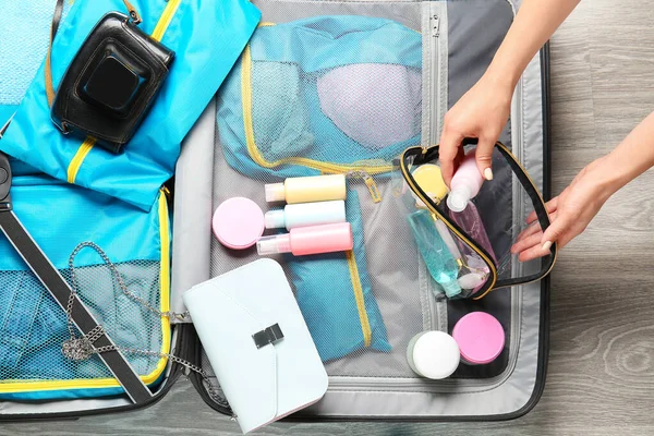 女用手 旅行包和手提箱放在地板上 — 图库照片