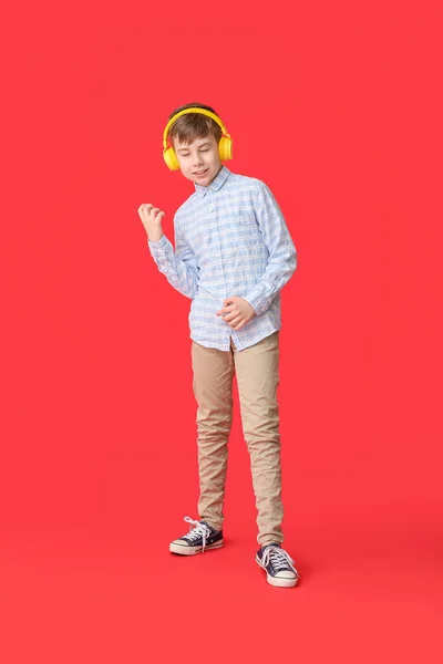 Söt Pojke Lyssnar Musik Färg Bakgrund — Stockfoto