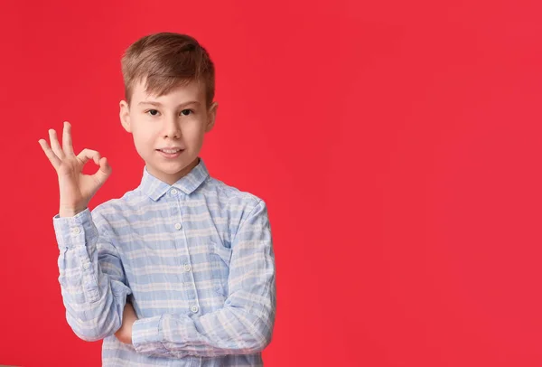 Söt Pojke Visar Färg Bakgrund — Stockfoto