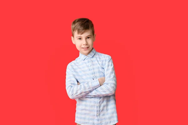 Söt Leende Pojke Färg Bakgrund — Stockfoto