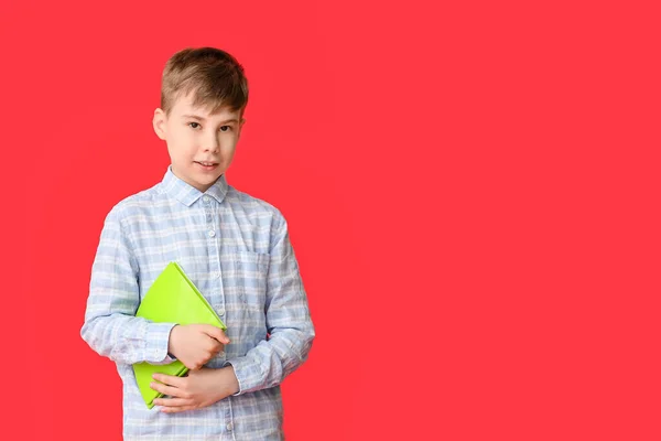 Lindo Chico Con Cuadernos Sobre Fondo Color — Foto de Stock