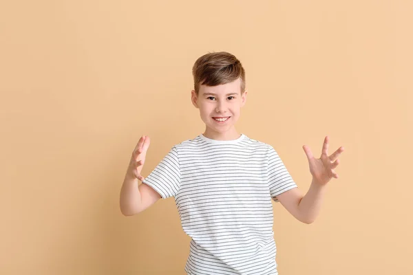 Счастливый Симпатичный Мальчик Цветном Фоне — стоковое фото