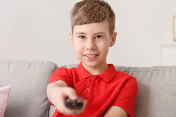 Carino Ragazzo Guardando Sul Divano Casa — Foto Stock