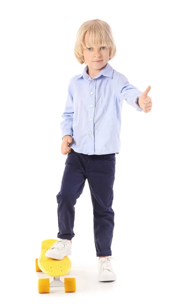 Милий Маленький Хлопчик Скейтбордом Показує Великий Палець Білому Тлі — стокове фото