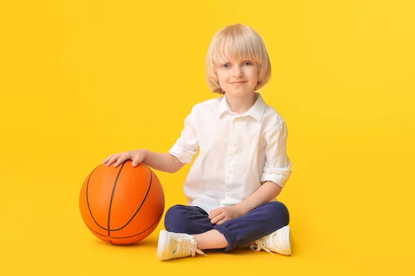 Netter Sportlicher Junge Mit Basketball Auf Farbigem Hintergrund — Stockfoto