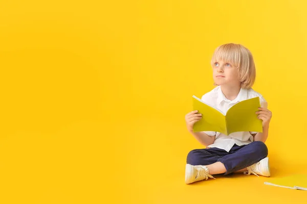 Netter Kleiner Junge Mit Notizbüchern Auf Farbigem Hintergrund — Stockfoto