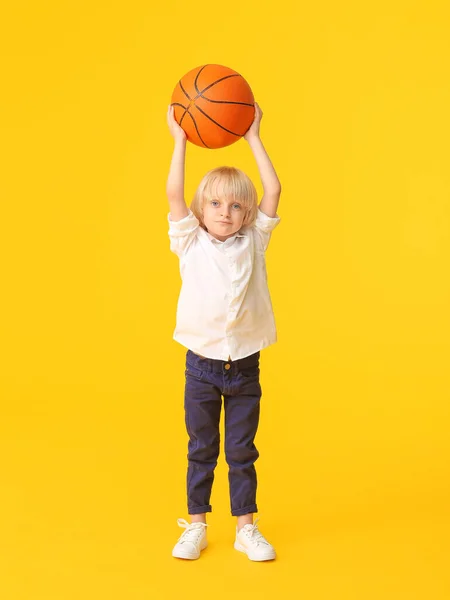 Mignon Garçon Sportif Avec Basket Ball Sur Fond Couleur — Photo