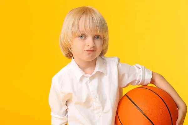 Bonito Desportivo Menino Com Basquete Cor Fundo — Fotografia de Stock