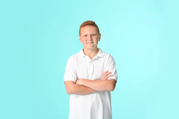 Leende Tonåring Pojke Med Korsade Armar Färg Bakgrund — Stockfoto