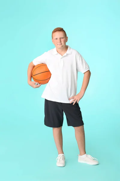 Sportlicher Teenager Mit Basketball Auf Farbigem Hintergrund — Stockfoto