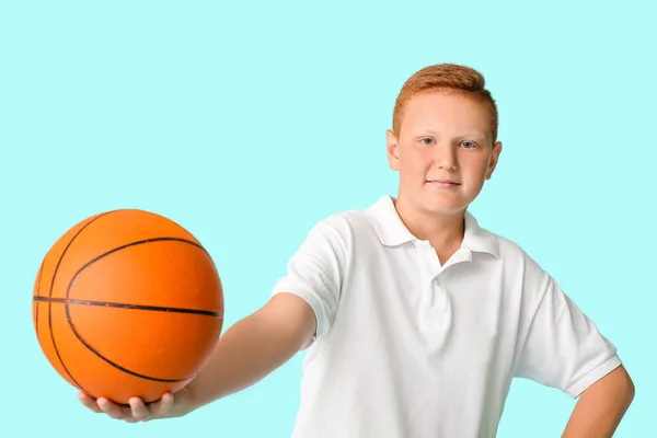 Sportlicher Teenager Mit Basketball Auf Farbigem Hintergrund — Stockfoto