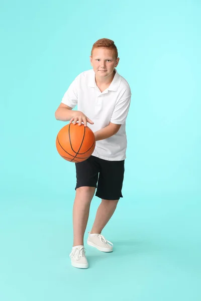 Sportlicher Teenager Spielt Basketball Auf Farbigem Hintergrund — Stockfoto