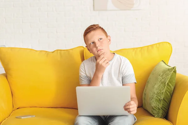 Zamyšlený Dospívající Chlapec Notebookem Sedí Pohovce Doma — Stock fotografie